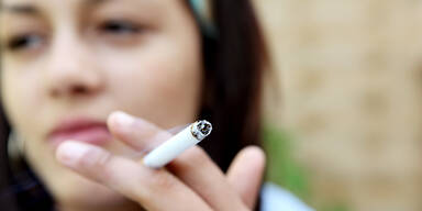 Junge Frau Rauchen Zigarette