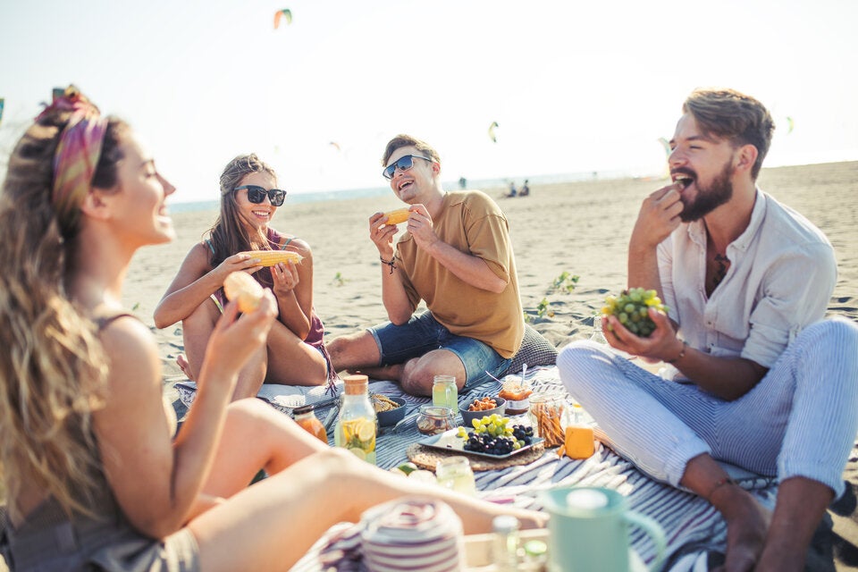 Die Empfehlung von regelmäßigem Sport im Freien und von geselligem Essen mit lieben Menschen gehört auch zum mediterranen Lebensstil.