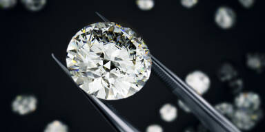 Hochstapler betsallte aus Haft Diamanten