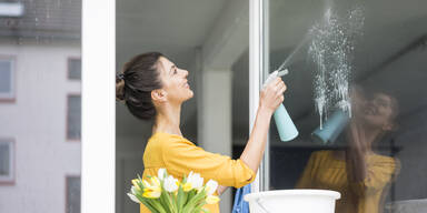 Fenster putzen ohne Streifen: Mit diesen Hausmitteln klappt's