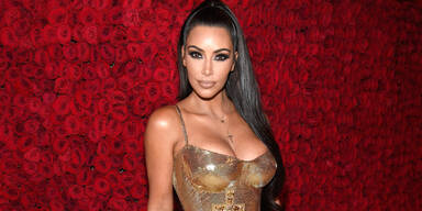 Kim Kardashian zeigt ihre Valentinstags-Kollektion