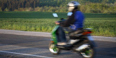 Herbersdorf: 17-Jähriger kracht mit Moped in Lkw - tot
