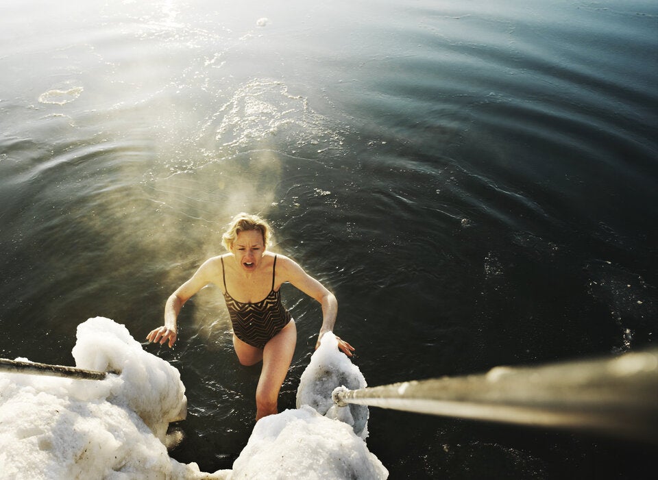 Eisbaden: Der neue Trend macht gesund und glücklich
