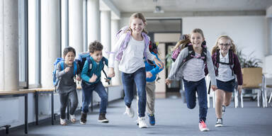 Kinder laufen in der Schule