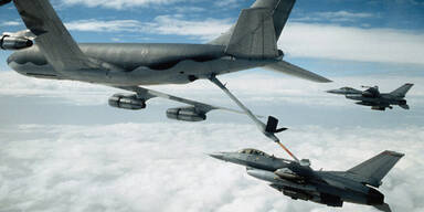 Crash bei Luftbetankung: F-18-Kampfjet kracht in Hercules