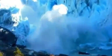 Gletscher-Eisbrücke bricht zusammen