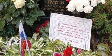 Aktivisten legen Protest-Zettel an Grab von Putins Eltern