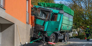 Lkw kracht in Wohnhaus