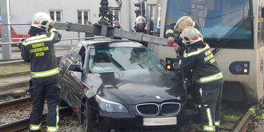 BMW-Fahrer rammt Badner Bahn: 2 Verletzte