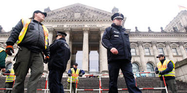 Polizei vor dem Reichstag in Berlin