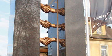 Haider-Skulptur "Handshake"