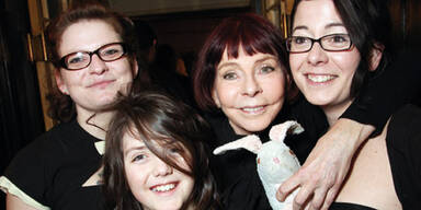 Dolores Schmidinger mit Töchtern Therese, Sophie, Enkerl Leo.