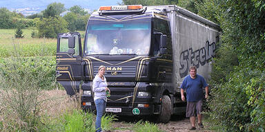 24-Tonner blieb auf Feldweg hängen