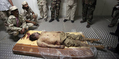 Gaddafi am frühen Morgen beerdigt
