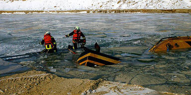 Mann tot: Bagger stürzte in Eis-Teich
