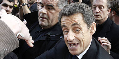 Demonstranten werfen Eier nach Sarkozy