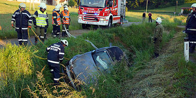 18-Jährige versenkt BMW-Cabrio in Bach