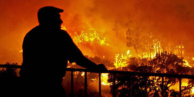 Feuer vor Portugals Touristenhochburgen