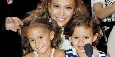 Jennifer Lopez (C) with daughter Emme (L) and son Max