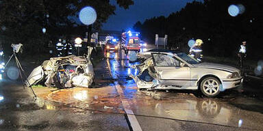 16-Jähriger tot: BMW von Baum gespalten