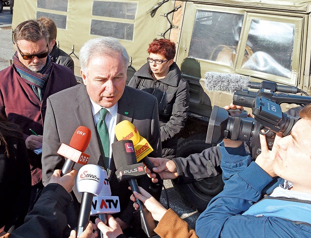 20.000 stürmen unsere Grenze