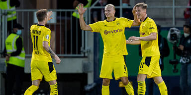 Dortmund-Stürmer Erling Haaland beim Jubel mit Marco Reus und Steffen Tigges