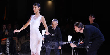 Live auf der Bühne: Bella Hadid lässt sich ihr Kleid sprühen