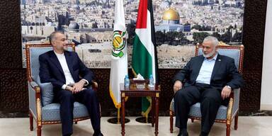 Irans Außenminister Hossein Amir Abdollahian beim Treffen mit Hamas-Chef Ismail Haniyeh