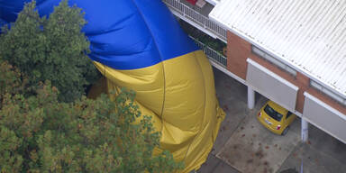 Heißluftballon macht Notlandung in Hauseinfahrt