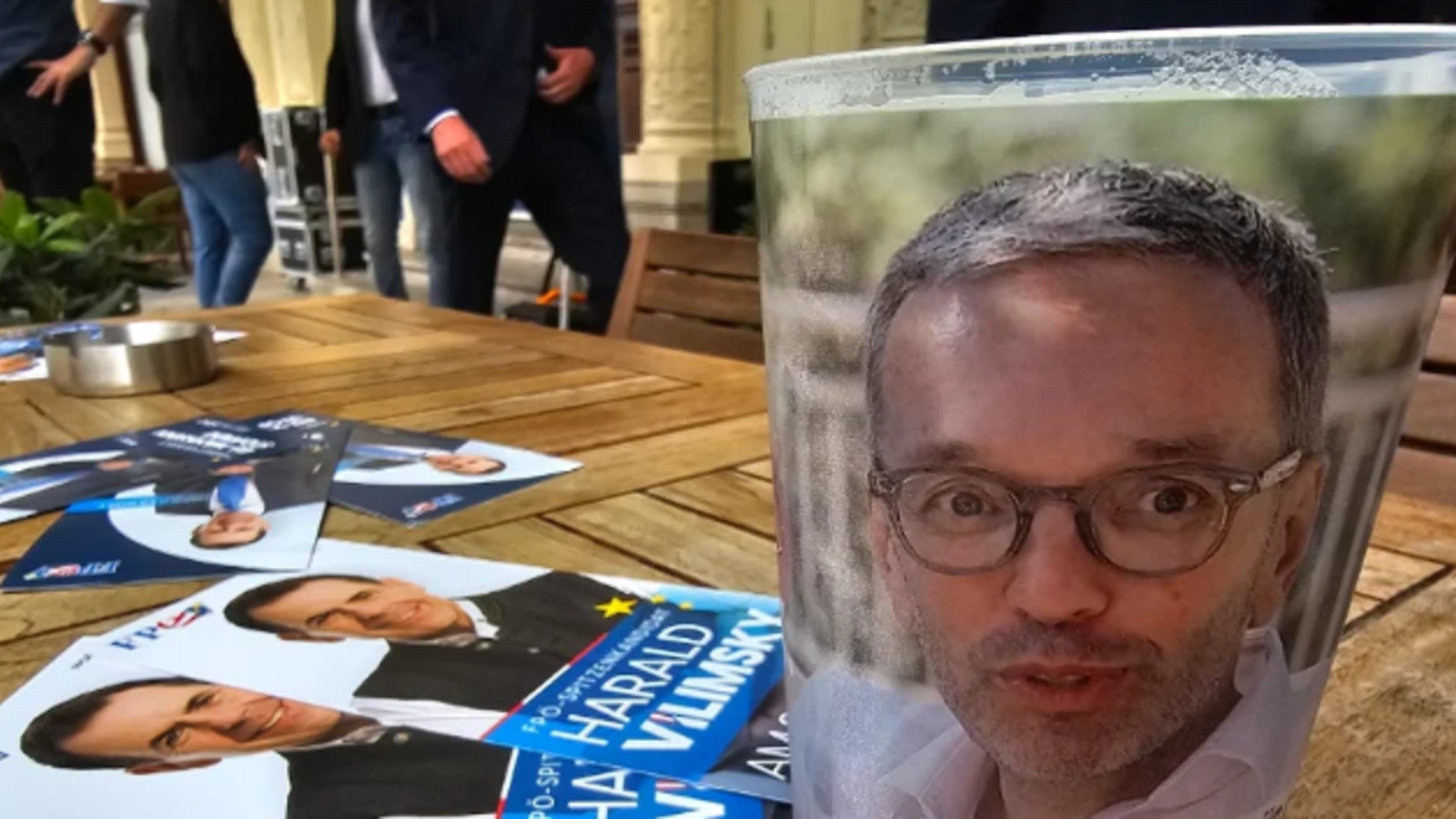 FPÖ feiert mit Bier im Herbert Kickl-Becher - Politik-Live