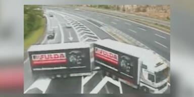 Vollkommen verrückte Fahrer auf Autobahn gefilmt