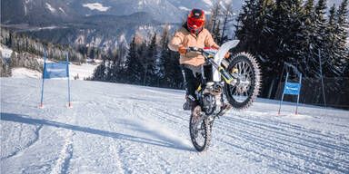 Marcel Hirscher mit seinem Motocross-Bike auf der Piste