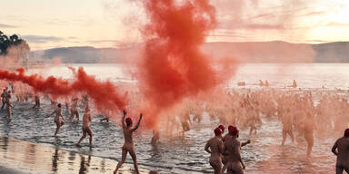 Tausende Nacktschwimmer feiern in Tasmanien die Wintersonnenwende