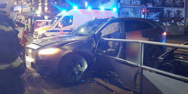 Horror-Unfall in Wien: Metallrohre bohrten sich in Fahrerseite