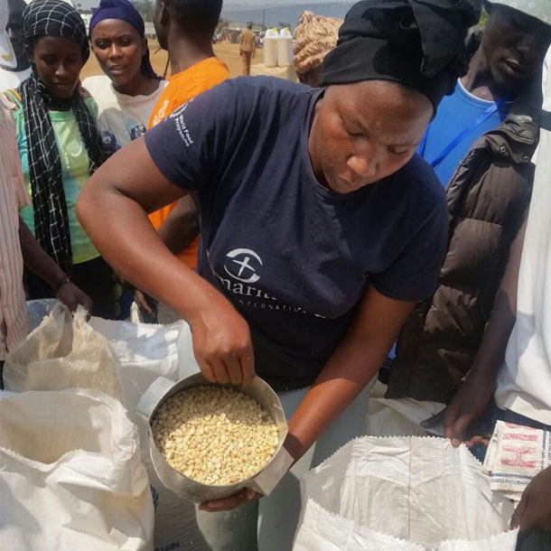 Eine Frau aus Uganda bei der Verteilung von Nahrungsmitteln. 