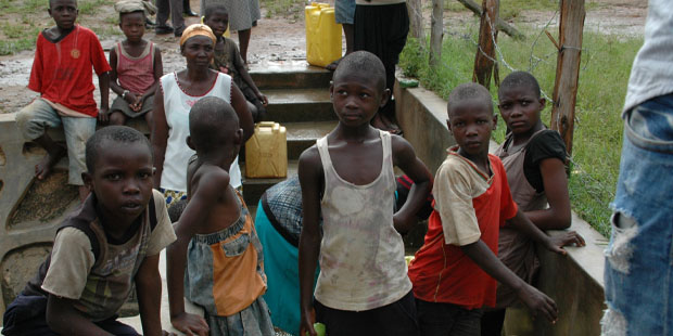 Kinder in Uganda mit Wasserbehältern. 
