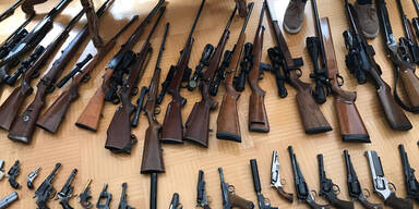 64-Jähriger hortet illegale Waffen: Anzeige