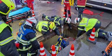 Junger Arbeiter (17) in NÖ Kanalschacht gestürzt