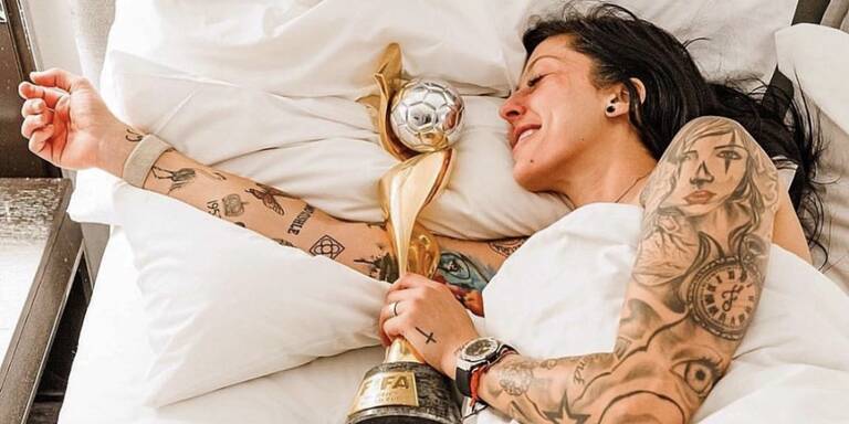 Jennifer Hermoso kuschelt nach WM-Triumph mit Pokal