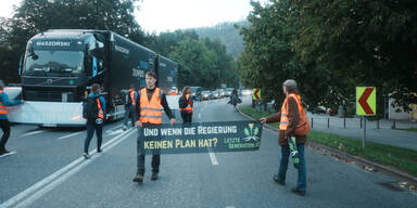 Gruppe "Letzte Generation" blockiert Straße in Hall in Tirol