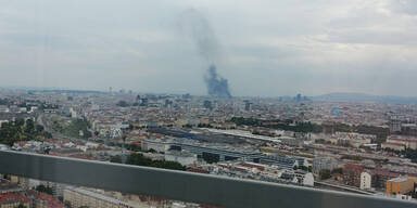 Rauchschwaden über Wien: Dachbrand auf Baustelle
