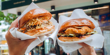 Zwei Wiener Klassiker gibt es jetzt als ''Burger to go''