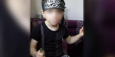 IS-Terrorist filmt Sohn (8) mit Sprengstoffweste