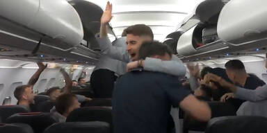 Italien bejubelt im Flugzeug seinen EM-Helden Leonardo Spinazzola