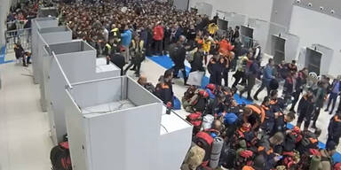 Tausende Helfer drängen sich am Istanbuler Flughafen