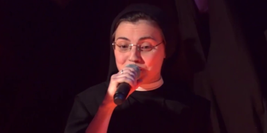 Italiens singende Nonne tritt aus ihrem Orden aus.png