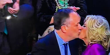 Mega-Wirbel um Kuss von Jill Biden und Ehemann von Kamala Harris