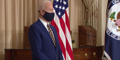 Joe Biden vor US-Flagge