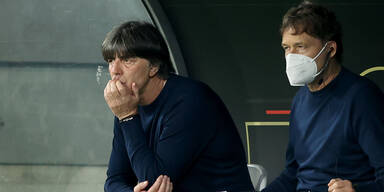 Deutscher Bundestrainer Jogi löw mit Assistent Markus Sorg auf der Bank