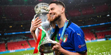 Italiens Jorginho hält den EM-Pokla in Händen